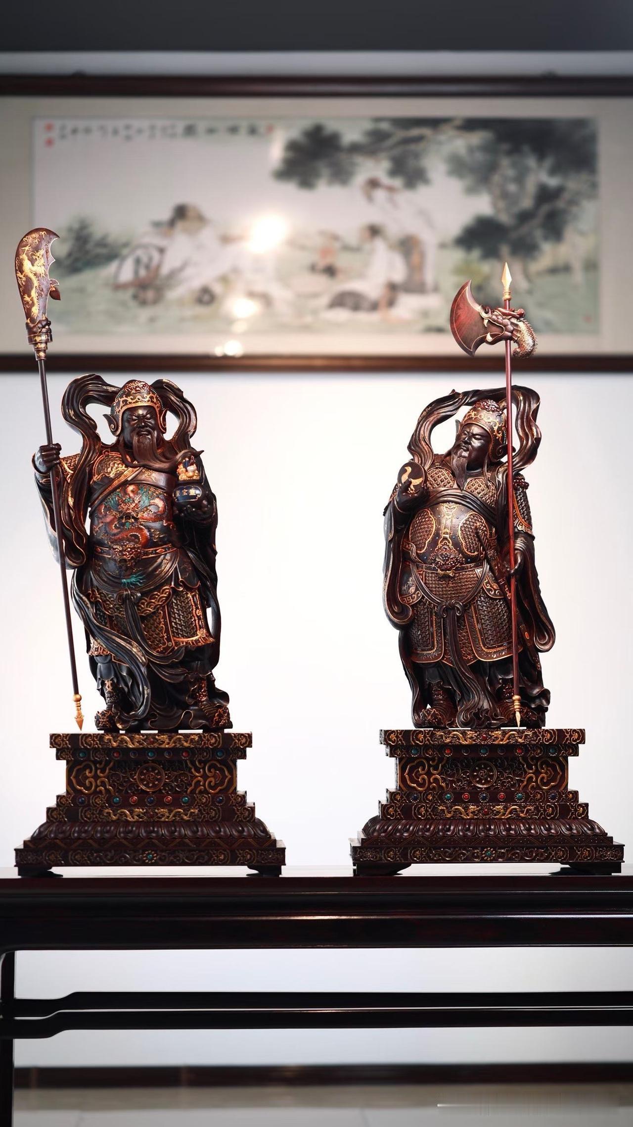 一门双神，一刀一刻皆见功夫。

印度小叶紫檀温润沉稳，人物神态威严而生动，衣纹翻