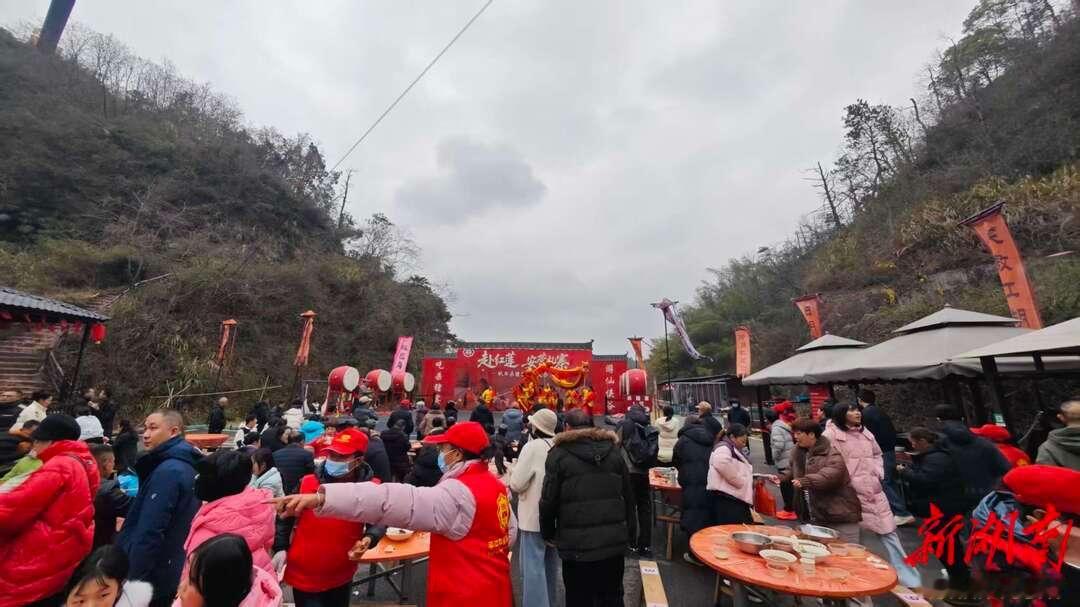 在湖南参加杀猪宴的人嘴好忙杀猪宴走红后00后摆40桌请村民 平江现场直击！00后