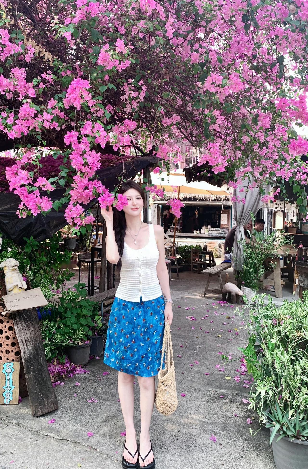 💐被三角梅包围的快乐谁懂啊！ 今天是和三角梅比美的一天～ 白背心搭配蓝碎花半裙