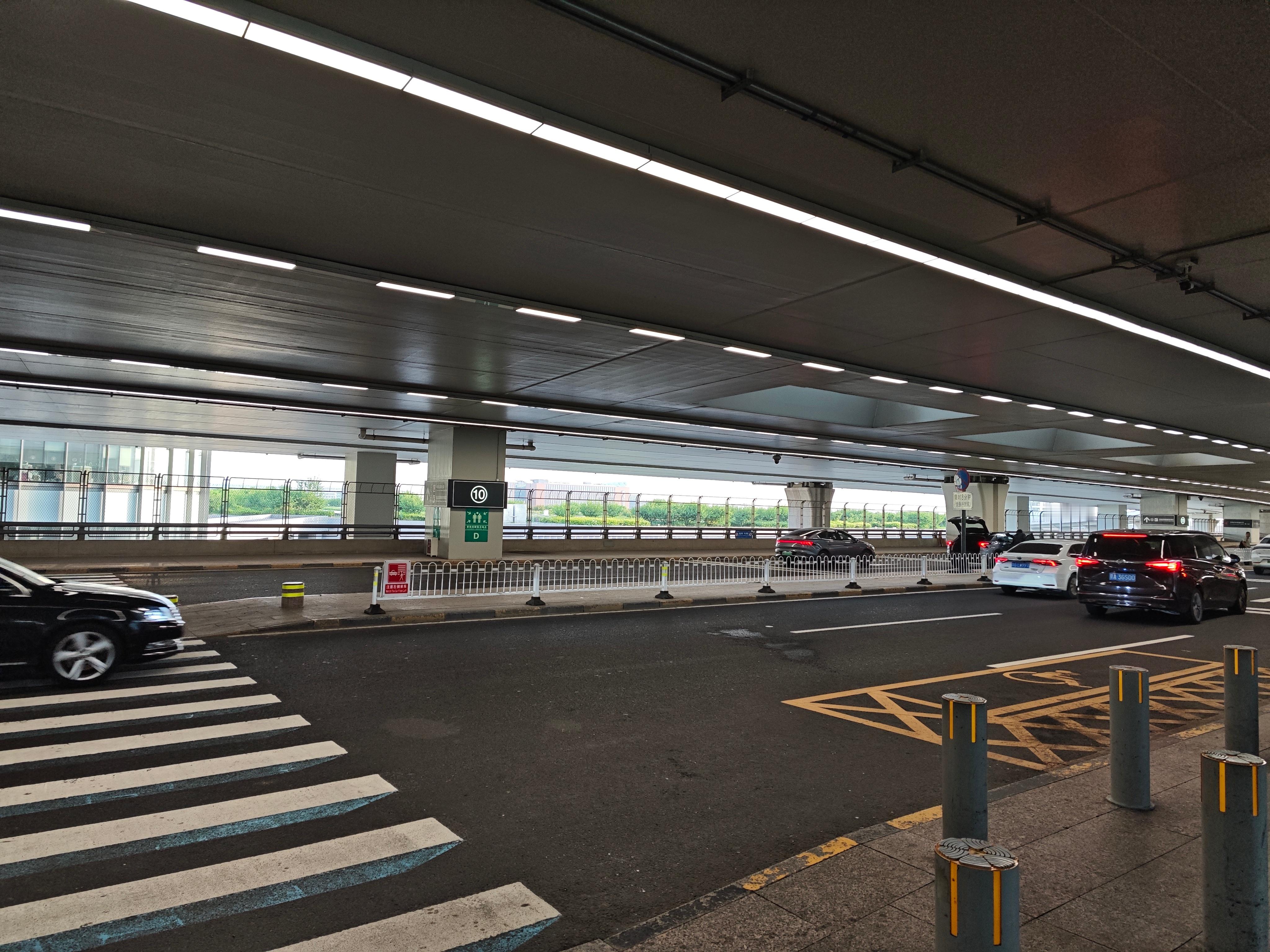 不堵车就是好，昌平到大兴机场100km只用了1小时10分钟就到了，司机师傅嘎嘎高