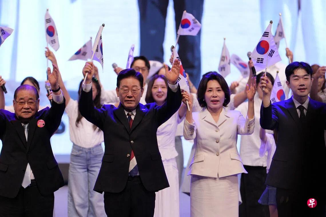 联合早报今天报道：“韩国总统李在明在光复节讲话中首次提出，由韩朝战争相关当事方讨