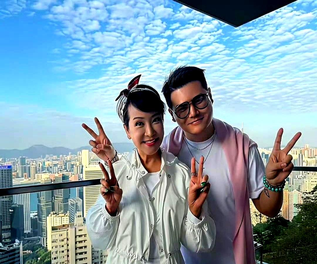 香港尖沙咀一家临海西餐厅昨晚被灯串和笑声占满。
 

前夫谢贤拎着礼盒来给狄波拉