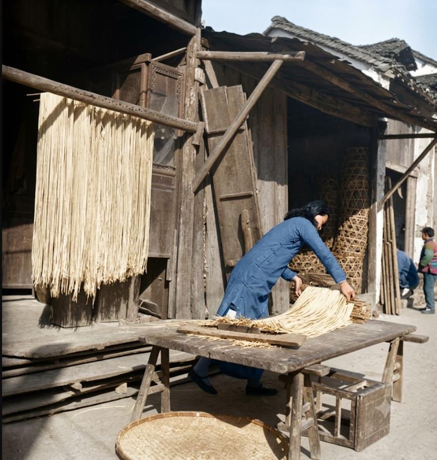 1940年，南京城南，街边的手工挂面小作坊。门口木架垂着整排细匀的面线，案前妇人