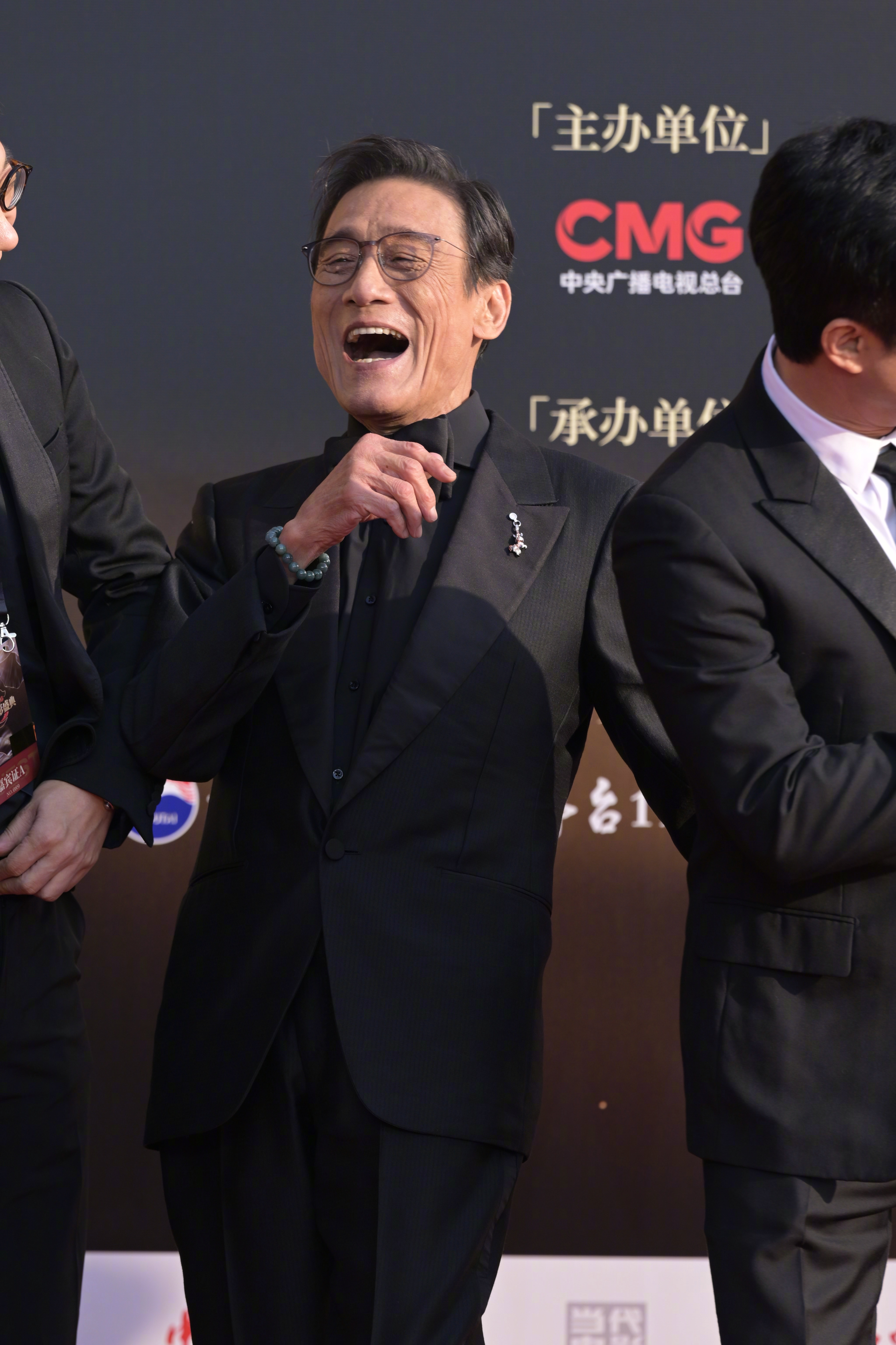 于适不敢站C位 《镖人》剧组亮相CMG中国电影盛典红毯 ，欢乐的红毯氛围~ 