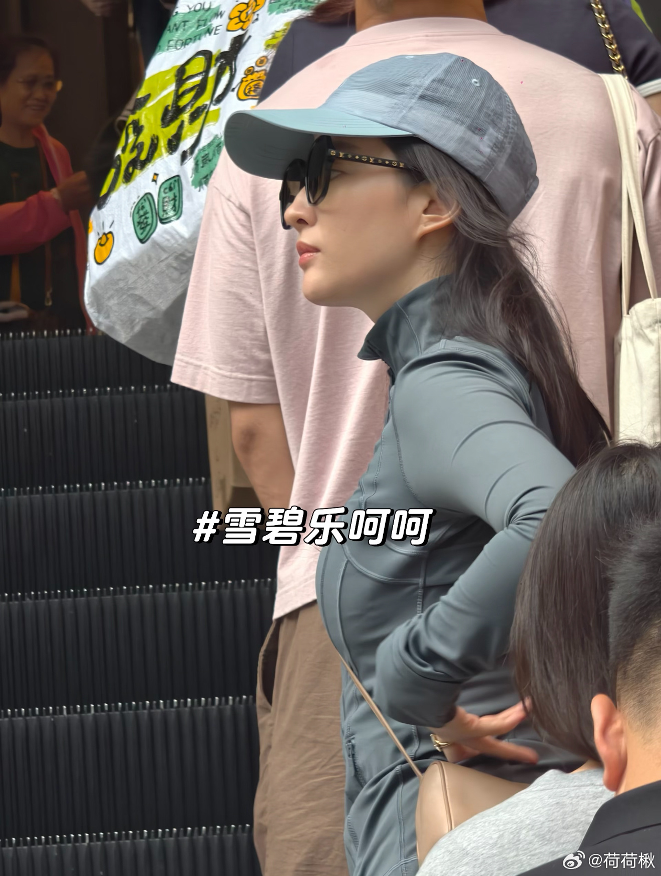 真敢啊这姐每次被偶遇生图都是满天飞别人全网控图 她全球街拍