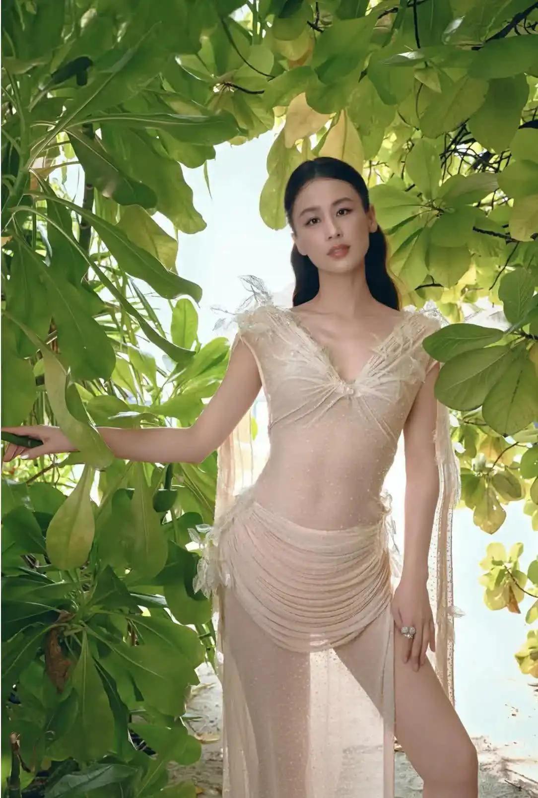 黄圣依海岛泳装写真身材曲线太完美，紧身泳衣勾勒曼妙身姿完全不像俩娃妈，离婚后大胆