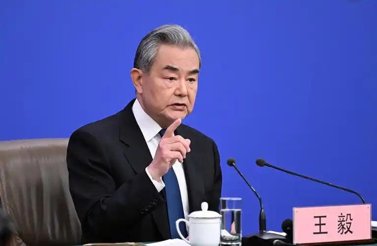 现在不管日本背后有没有美国，咱们已经不打算继续等下去了，王毅曾直言：我们有权对日