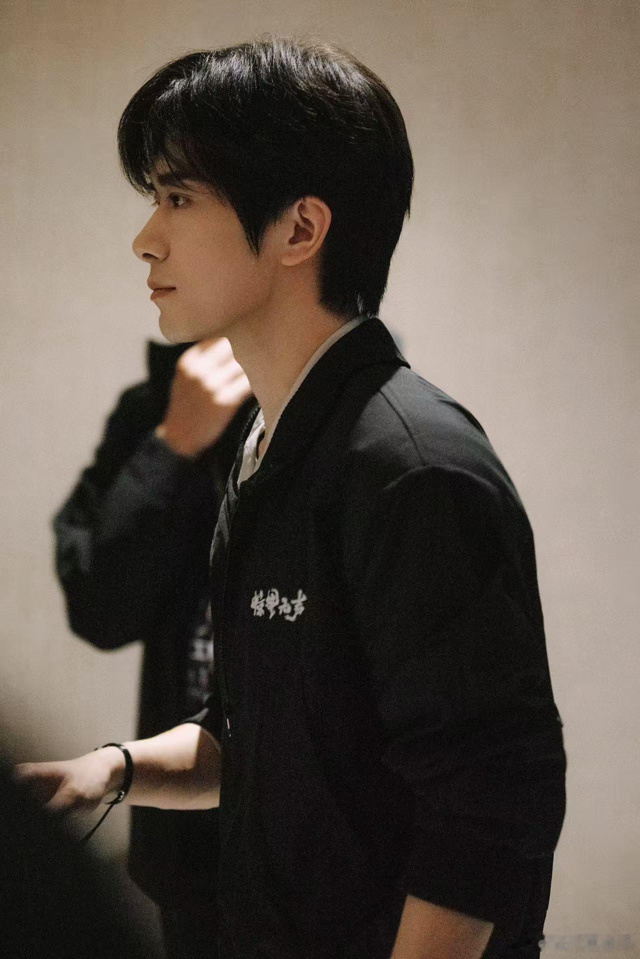 易烊千玺严迪是信仰最好诠释 易烊千玺的严迪真的很有层次感，外表冷静内心执着，把信