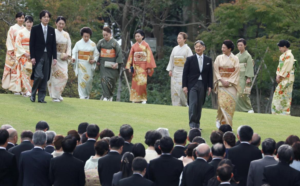 日本天皇夫妇出席游园会，雅子皇后穿和服尽显温婉

10月29日，德仁天皇和雅子皇