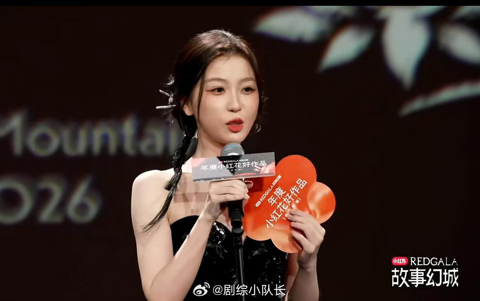 狂接虞书欣送的祝福虞书欣给王一栩拍大头贴“日进斗金”是实用，“海吃不胖”是理想。