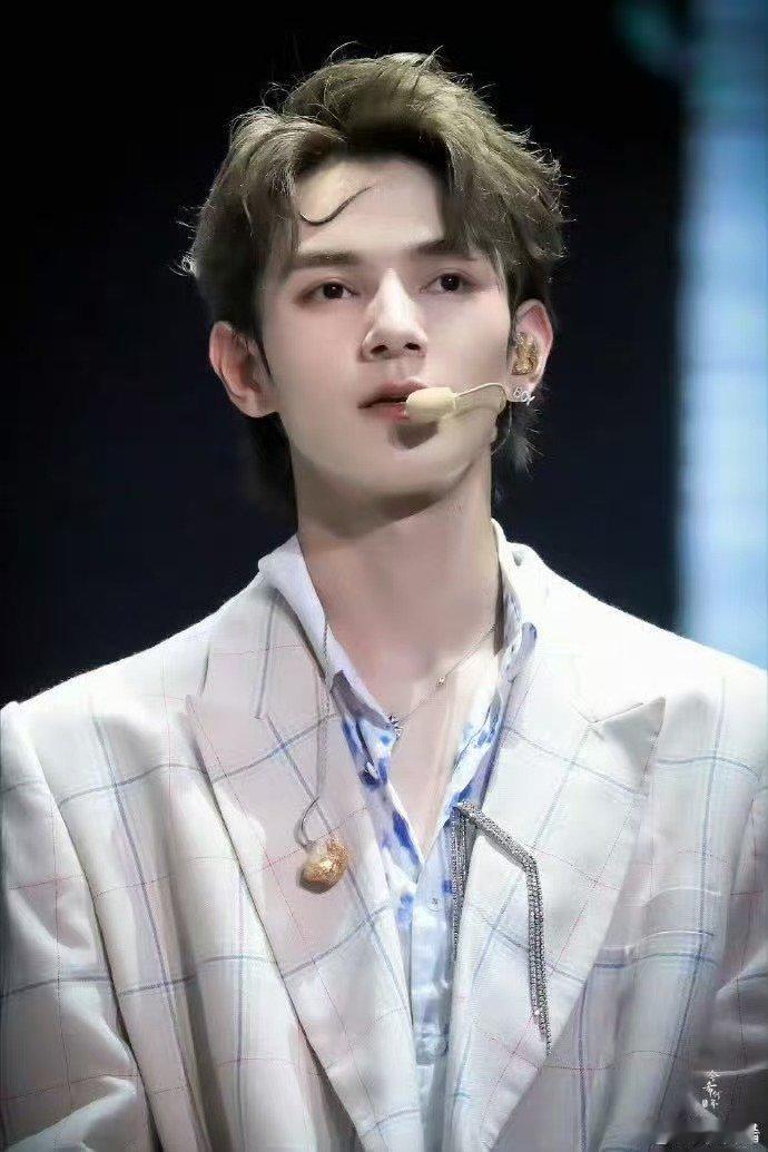 何昶希7年后再跳骑士精神 何昶希金发造型秀粉狠狠泪目，七年之后再看何昶希跳骑士精
