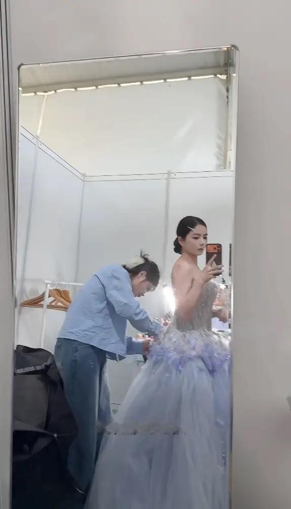 杜淳妻子王灿借高价礼服参加活动，长胖20斤拉链都快拉不上了。而接下来拍照时，站在