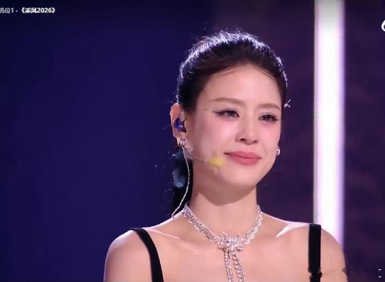 看到姐姐们互相搀扶、彼此打气，突然觉得女性联盟真的很酷。乘风破浪是女人的一生在浪