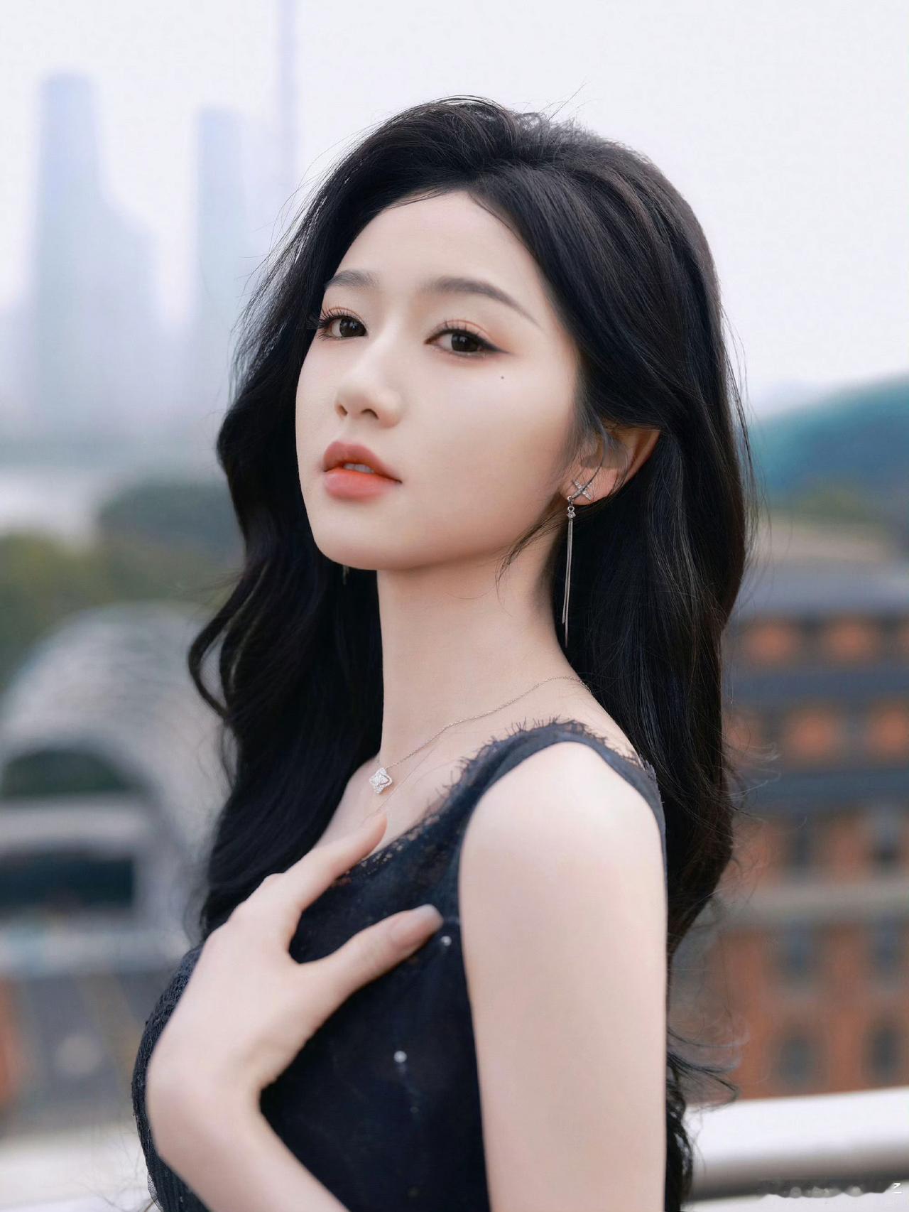 优雅与性感，你会怎么选美女穿搭写真