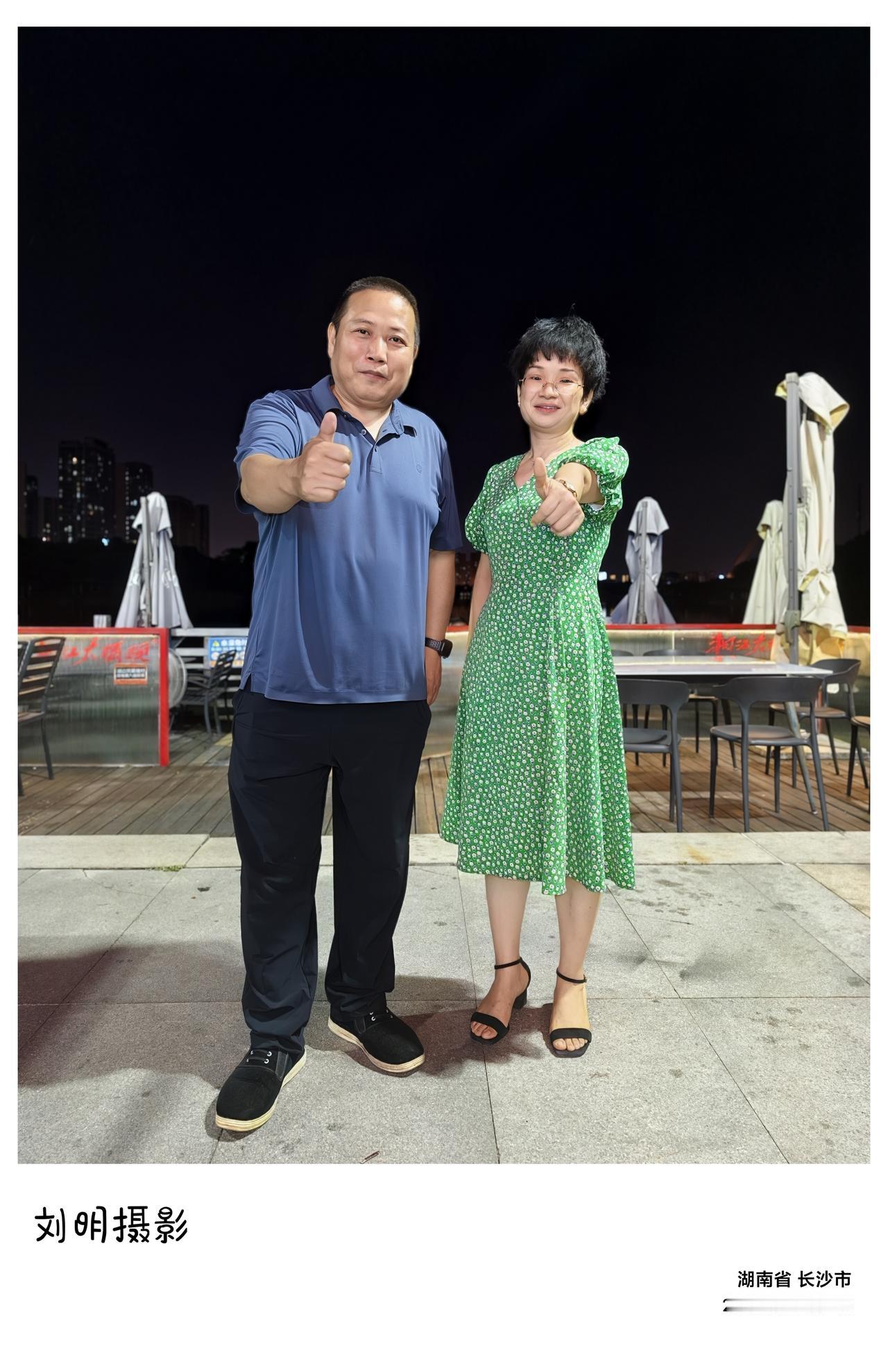 马明师妹从深圳来到长沙，晚上，我们一群校友在月湖公园边小聚了一下，闲话往昔，谈论