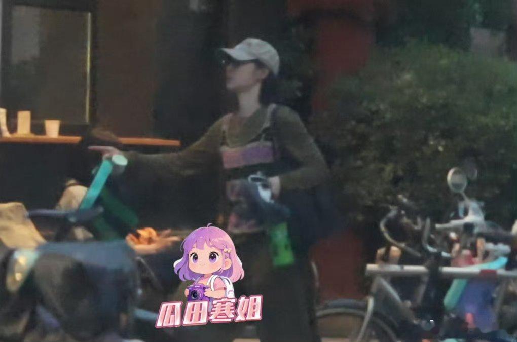白百何和儿子相处好像姐弟八卦近期拍到42岁的白百何带儿子与友人餐厅用餐， 当天运