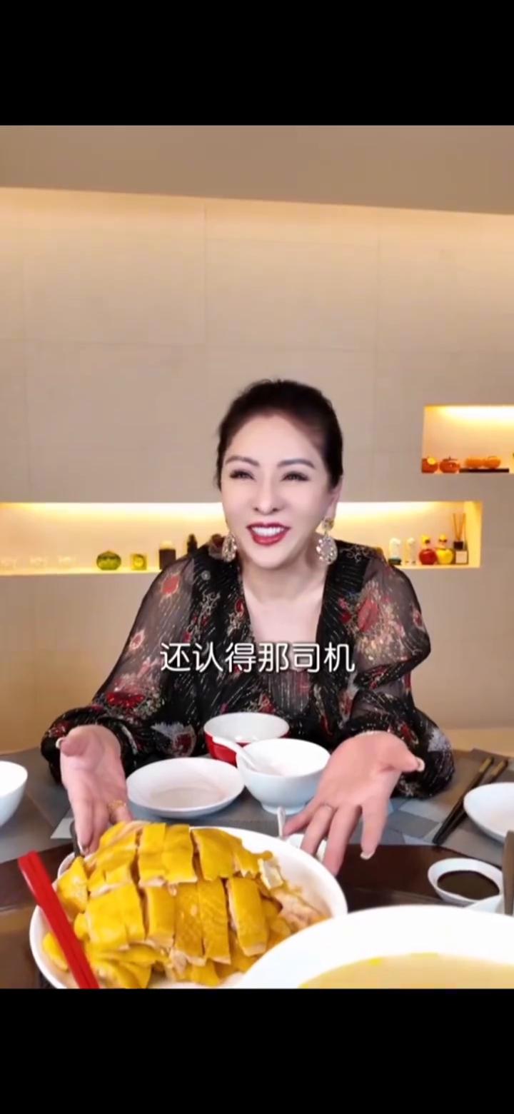 今天团队的小伙伴来我们家蹭饭。
红烧肉，这是蔬菜，番茄炒蛋，他们可能一碗都不够。