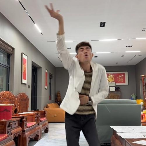 四哥的舞姿绝对牛，这些年互联网也造就很多网红，对比一些网红火了，赚到钱之后就飘了