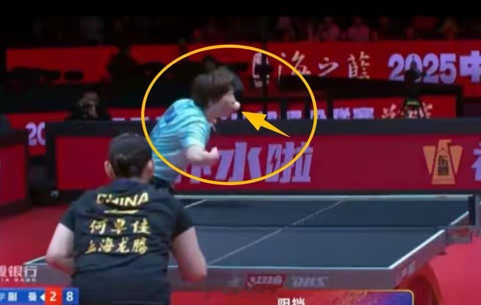 乒超联赛女团半决赛深圳大学3-2险胜上海龙腾晋级决赛，第四盘蒯曼对阵何卓佳的较量