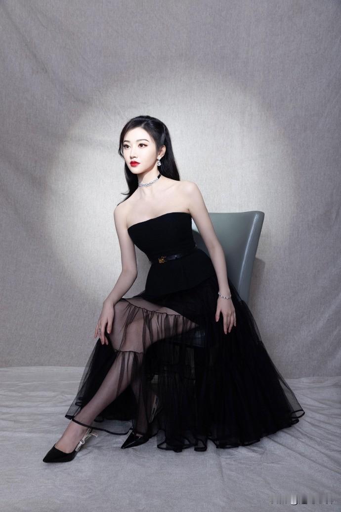 景甜穿黑色抹胸纱裙配红色手提包的造型，真的美出天际！这条黑色纱裙版型大气，利落线