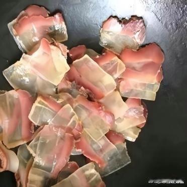 邻居家给我送来一块腊肉，切开一看傻眼了，这肉怎么跟塑料一样，能吃吗？ ​ ​​​