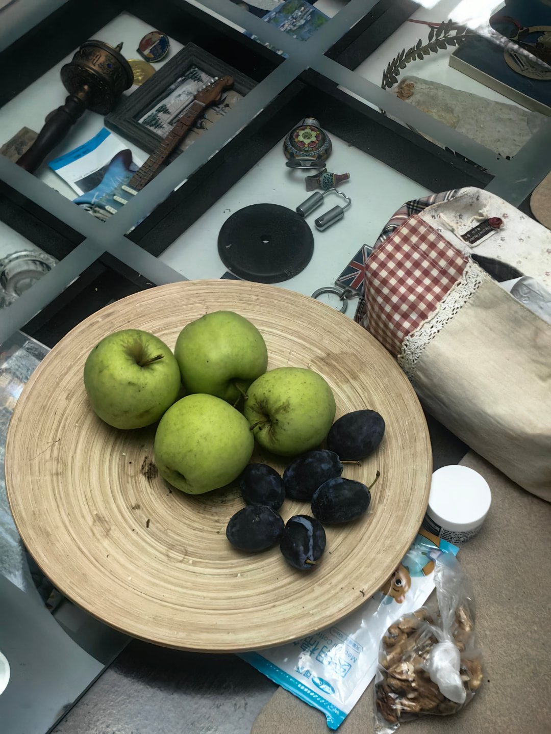 小区有位热心公益的活雷锋，暑期自驾游去阿坝玩耍，发现当地的苹果和西梅很便宜，苹果