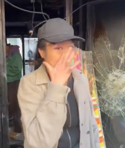 法国骚乱现场，华裔老板娘被打得鼻青脸肿，餐厅被完全烧毁，她失去了一切。网友感慨，