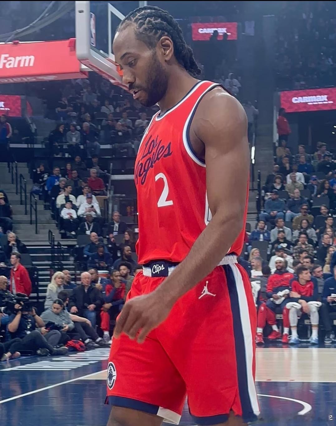 快船被淘汰之后，季后赛没看过一场完整的比赛，都是一段一段看想起来看个开头，扫一眼