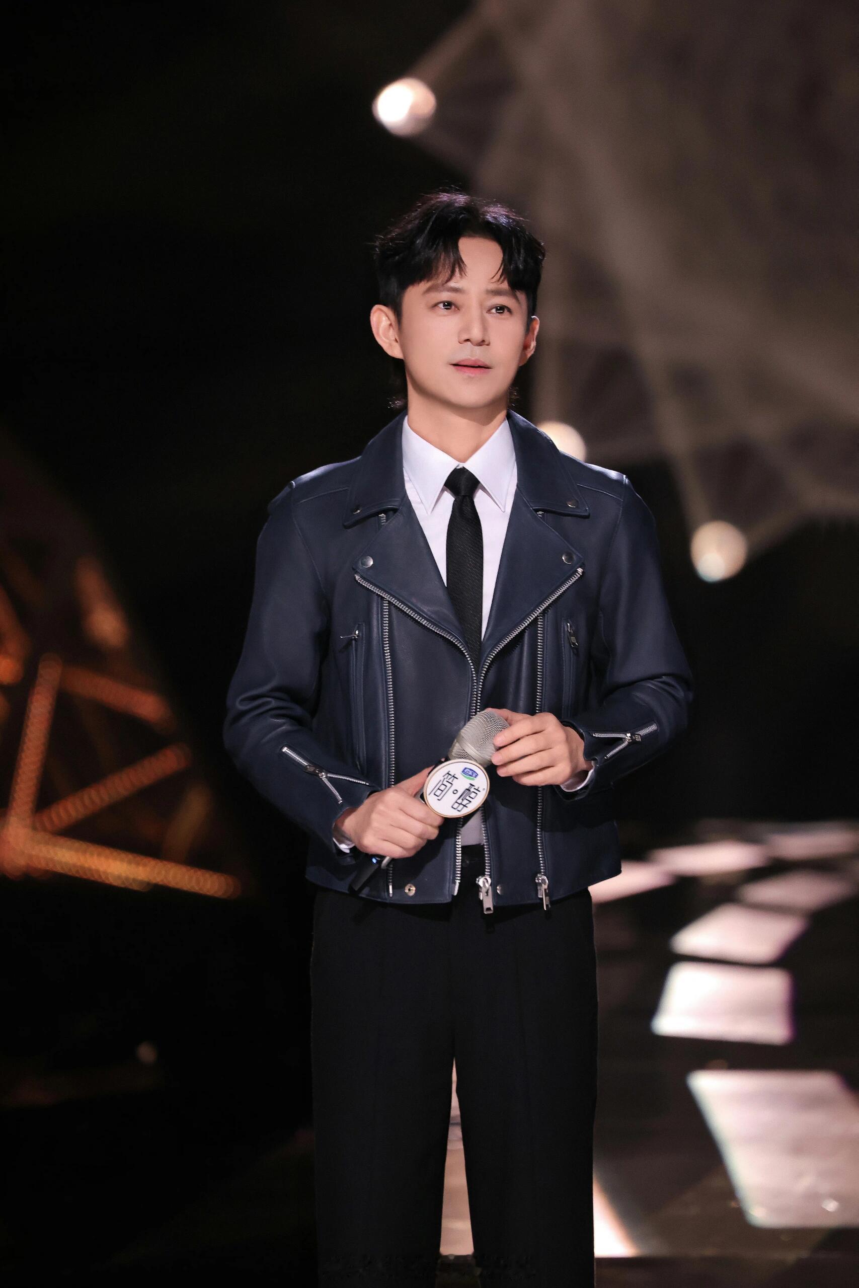 歌手2024！何炅再现神级丝滑救场！竞演结束时，胡海泉可能紧张，说了“感谢音乐总