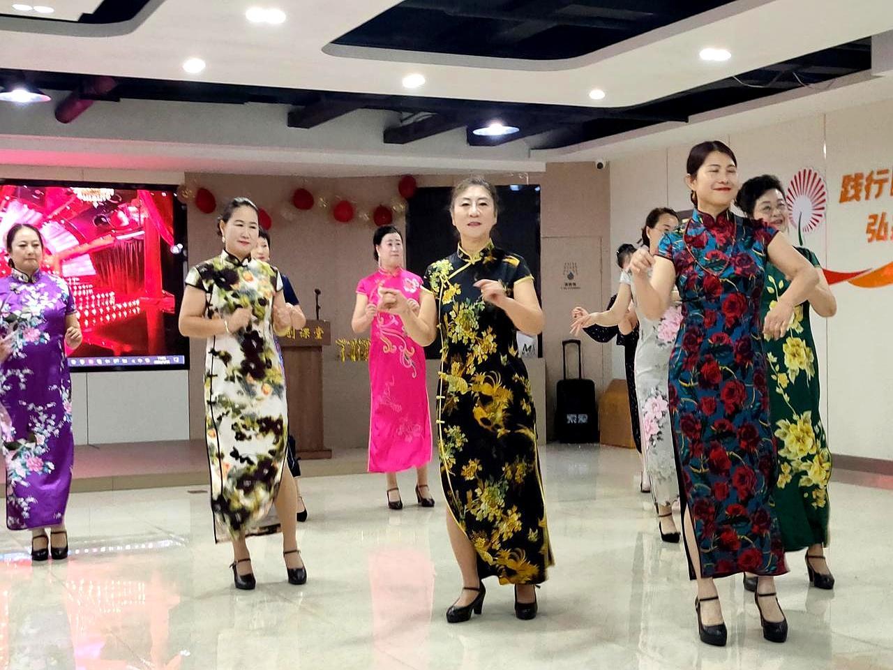 演出妆一上脸，老了十岁
 
她对着镜子，粉底厚得像刮腻子，眼角痒得直想挠。台下观