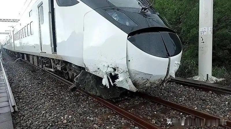 台风天撞上落石，台铁自强号两轴出轨！安全警钟长鸣，台铁如何筑牢防线
 
今天下午