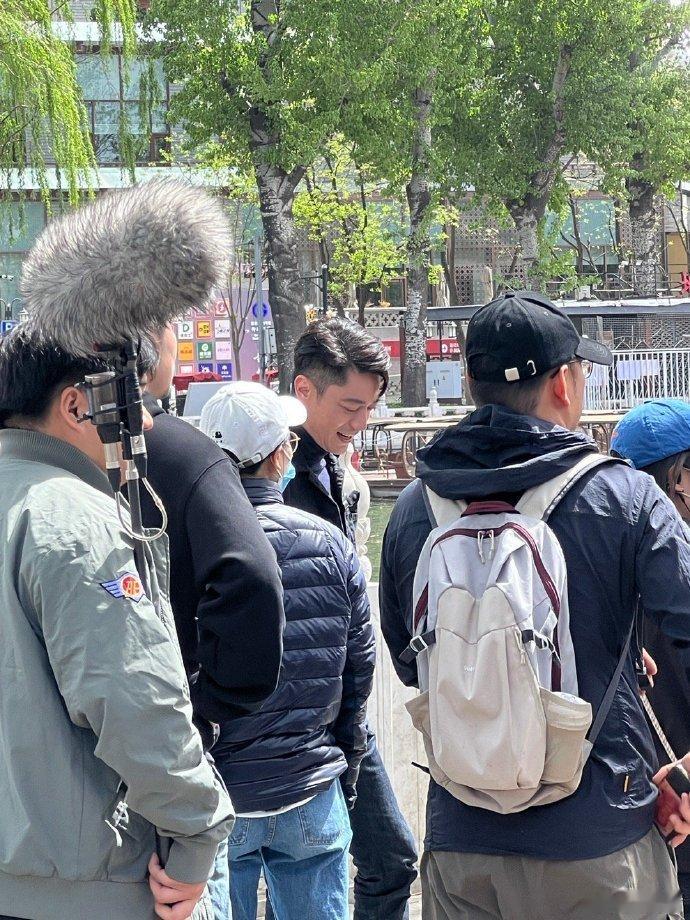 #什刹海偶遇霍建华# 来看看路人镜头下的帅哥状态如何~ ​​​