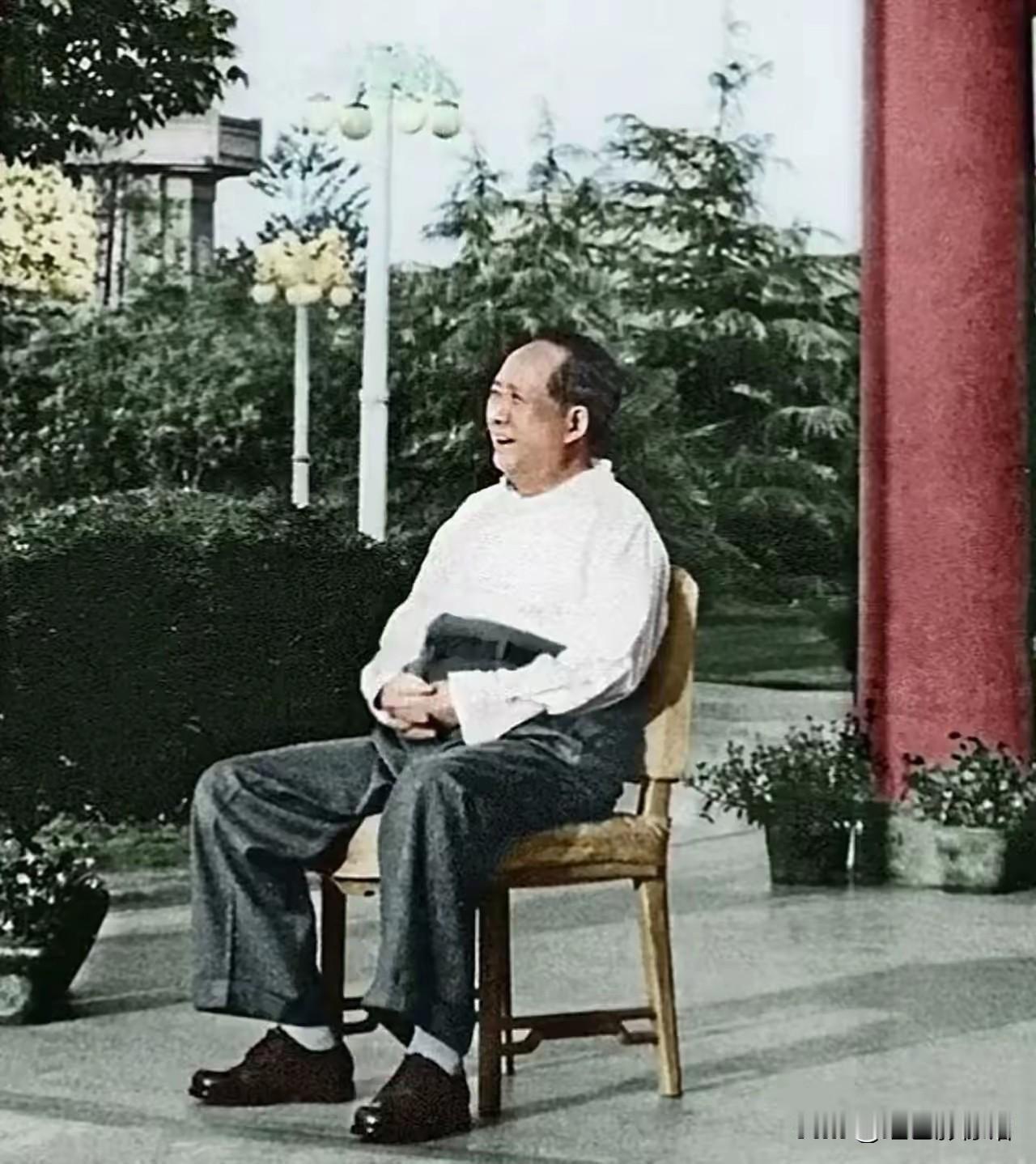 地点：北京中南海颐年堂庭院廊下
时间：20世纪60年代中期
事件：外事会见间隙，