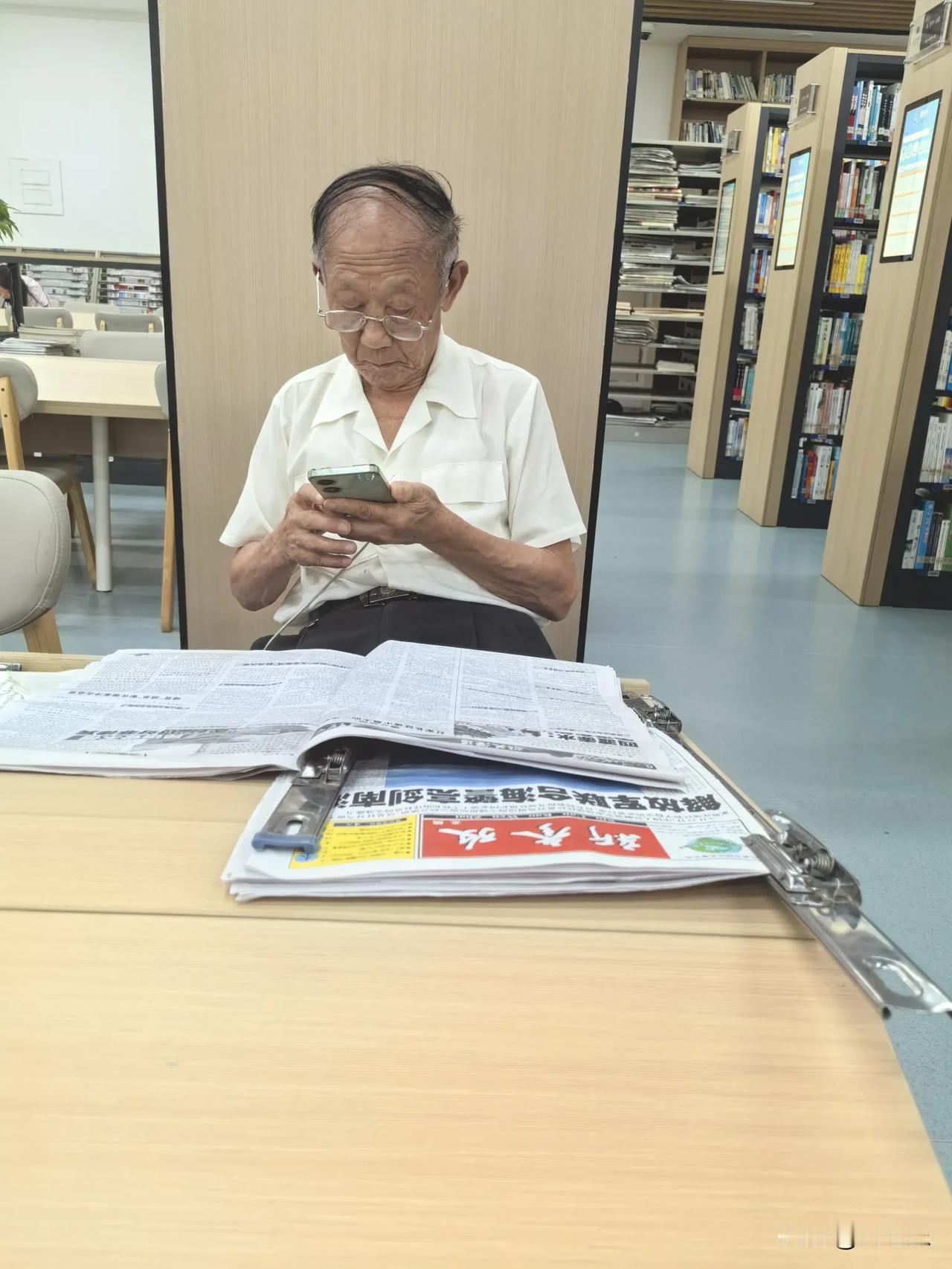 图书馆里，遇见一种最好的模样

今天下午，我来到图书馆看书。找好位置刚坐下，就和