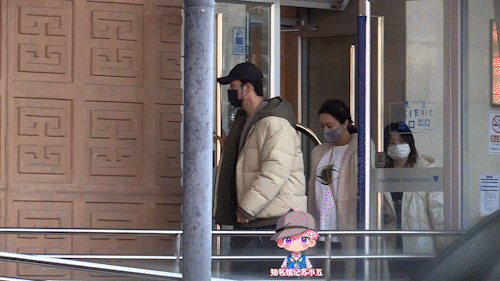 陈牧驰再陪陈冰产检 娱乐自媒体再次拍到陈牧驰陪陈冰产检，陈冰肚子比之前又大了不少