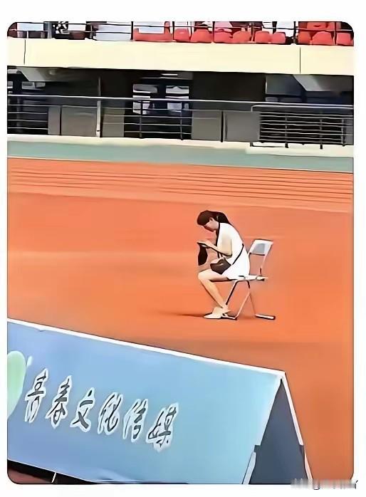 大胆猜测一下
这女同志，之所以没有站起来，会不会是手机看入迷了。没有注意到外面发