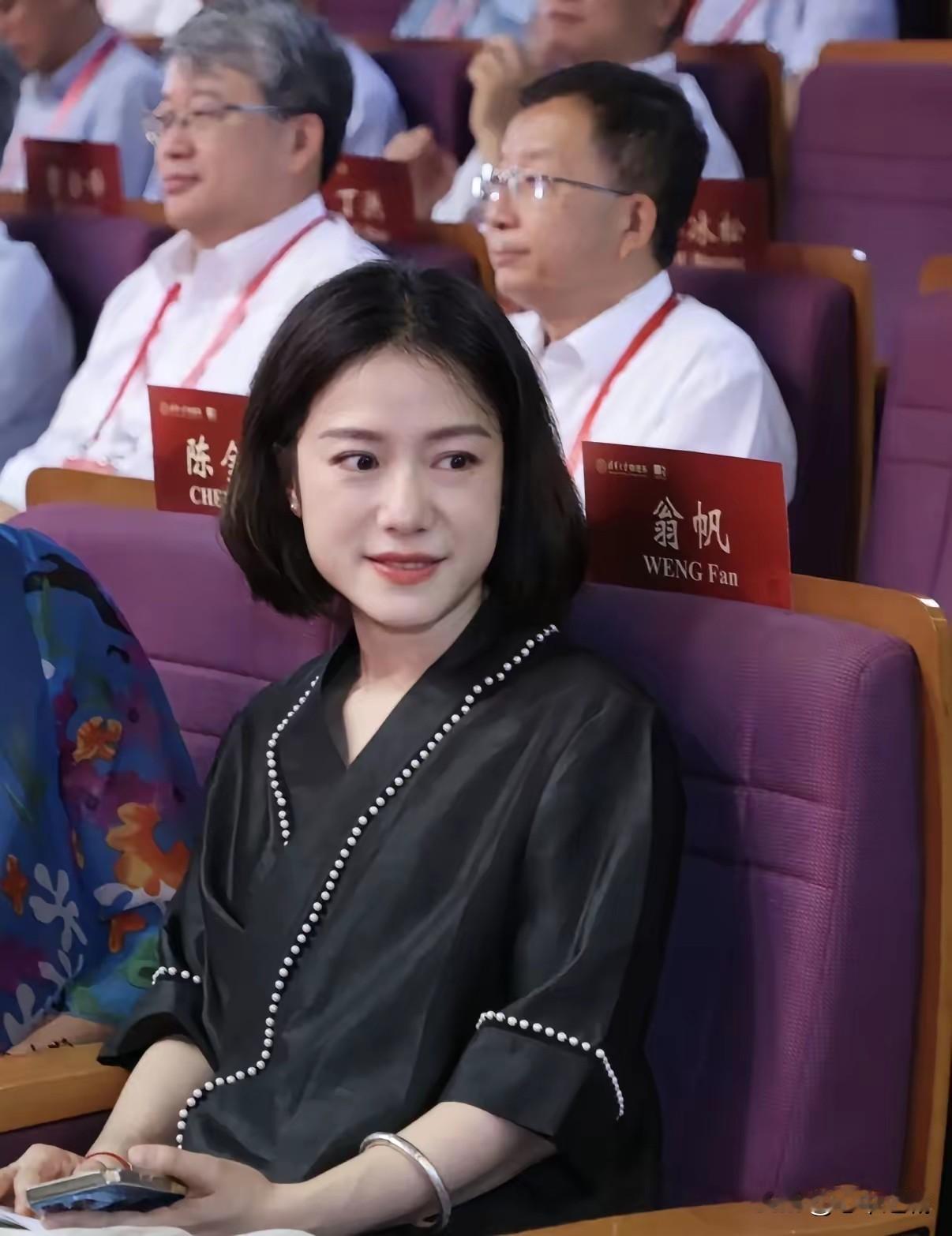 翁虹女士，只戴了一只银镯子
首饰对她而言，是点缀
她既不图名也不图利
不物质不浮