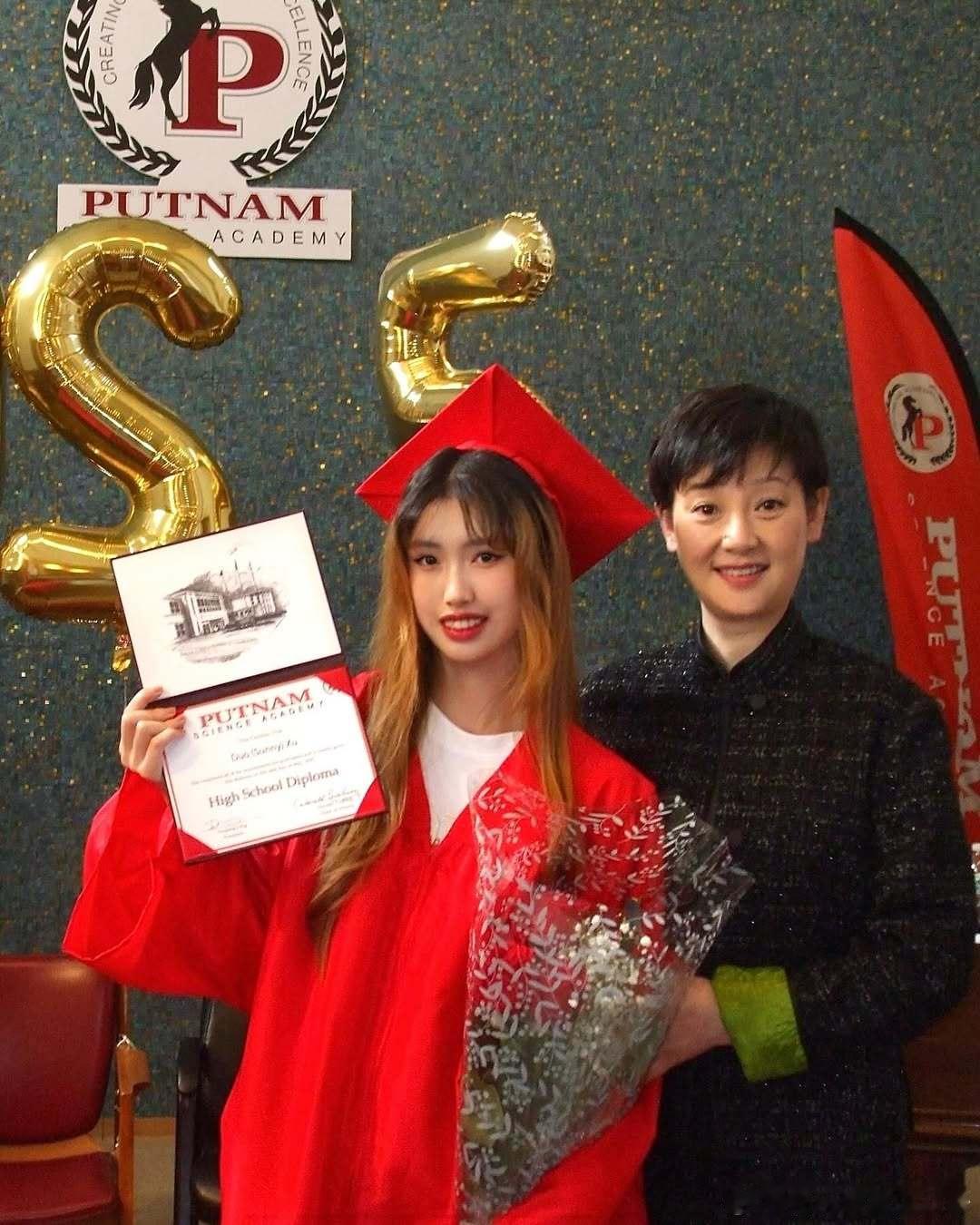 冯小刚女儿高中毕业冯小刚女儿徐朵高中毕业 冯小刚女儿徐朵高中毕业，徐帆去美国参加