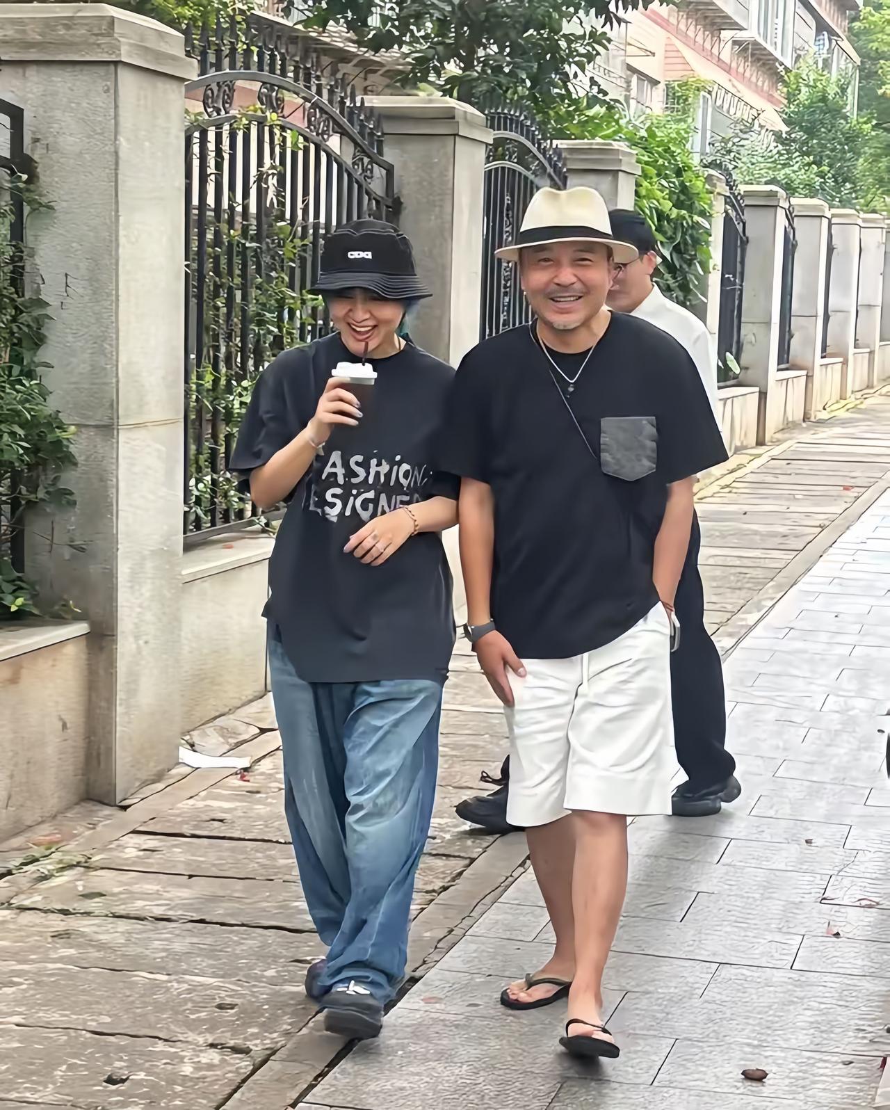 近日，周笔畅在湖南老家长沙开演唱会，第二天就去探望好友汪涵了。

周笔畅刚出道那