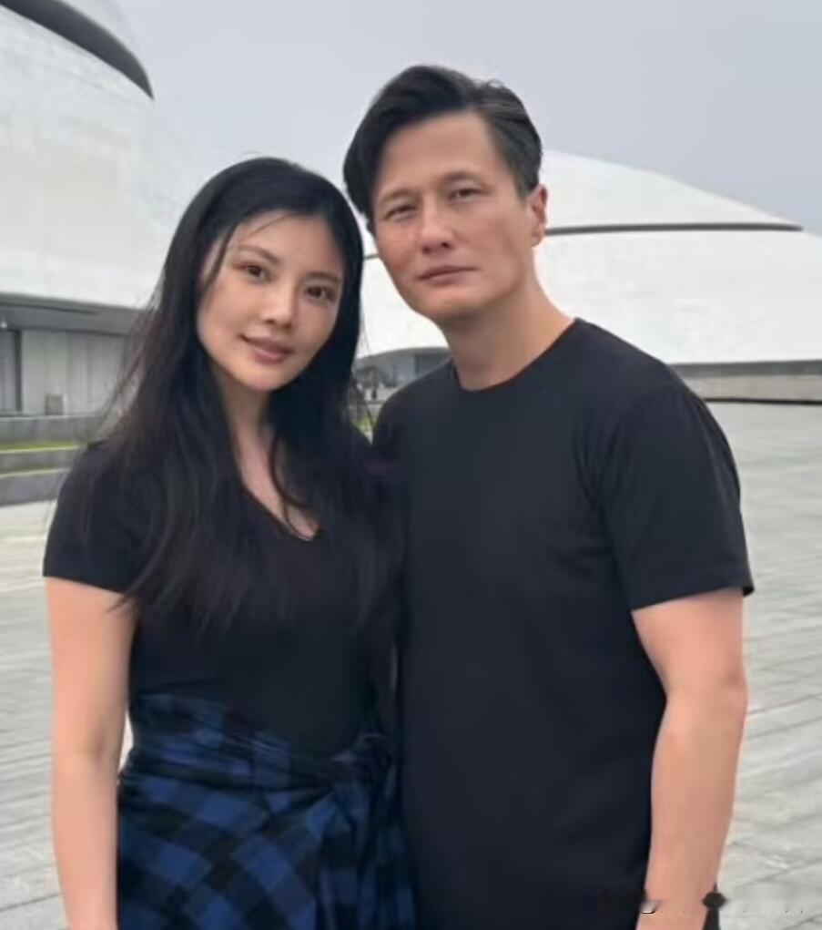 原来他们是一对明星夫妻，可能有些人觉得尹子维是痞帅，但我欣赏不来他的这种帅，眼睛