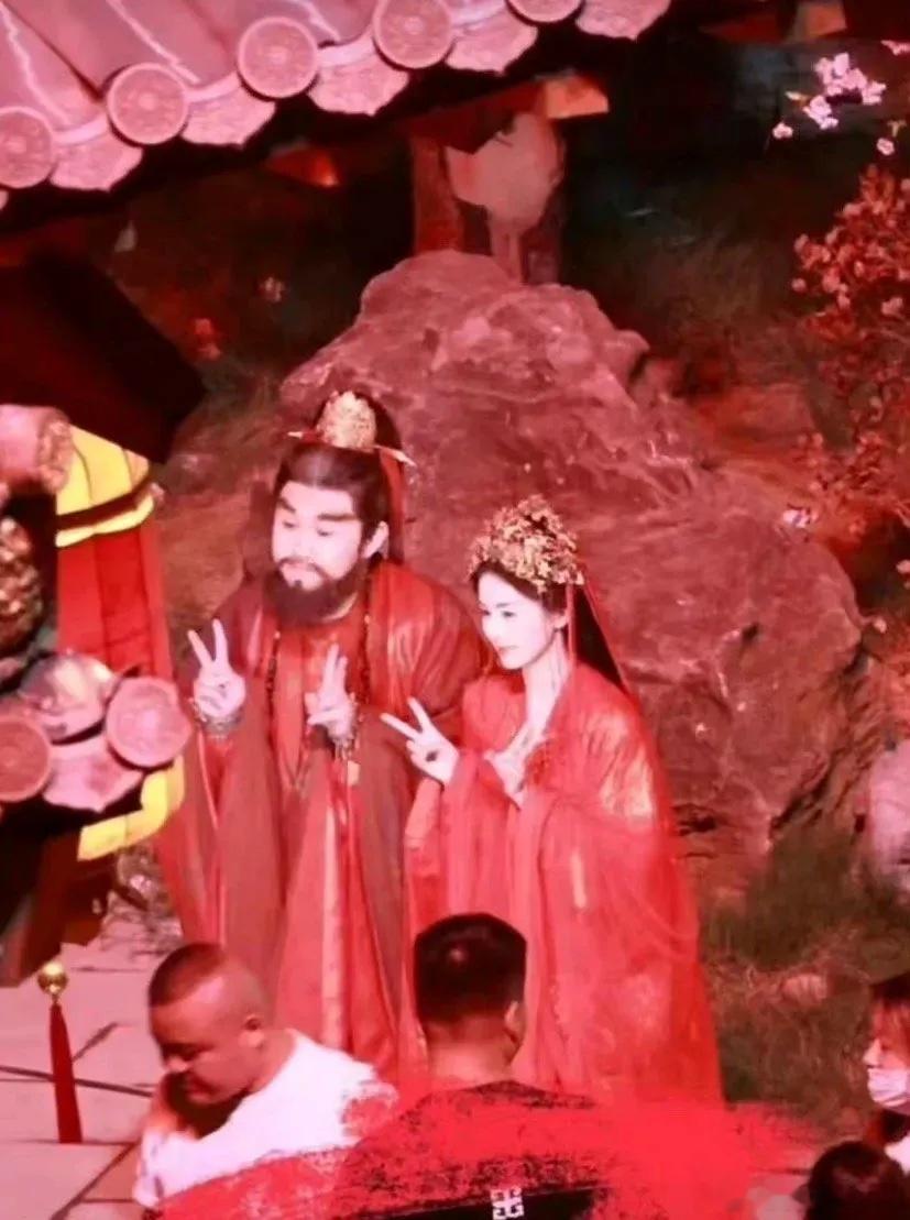 白鹿新剧路透图来了，这个红衣造型好看吗？ ​​​