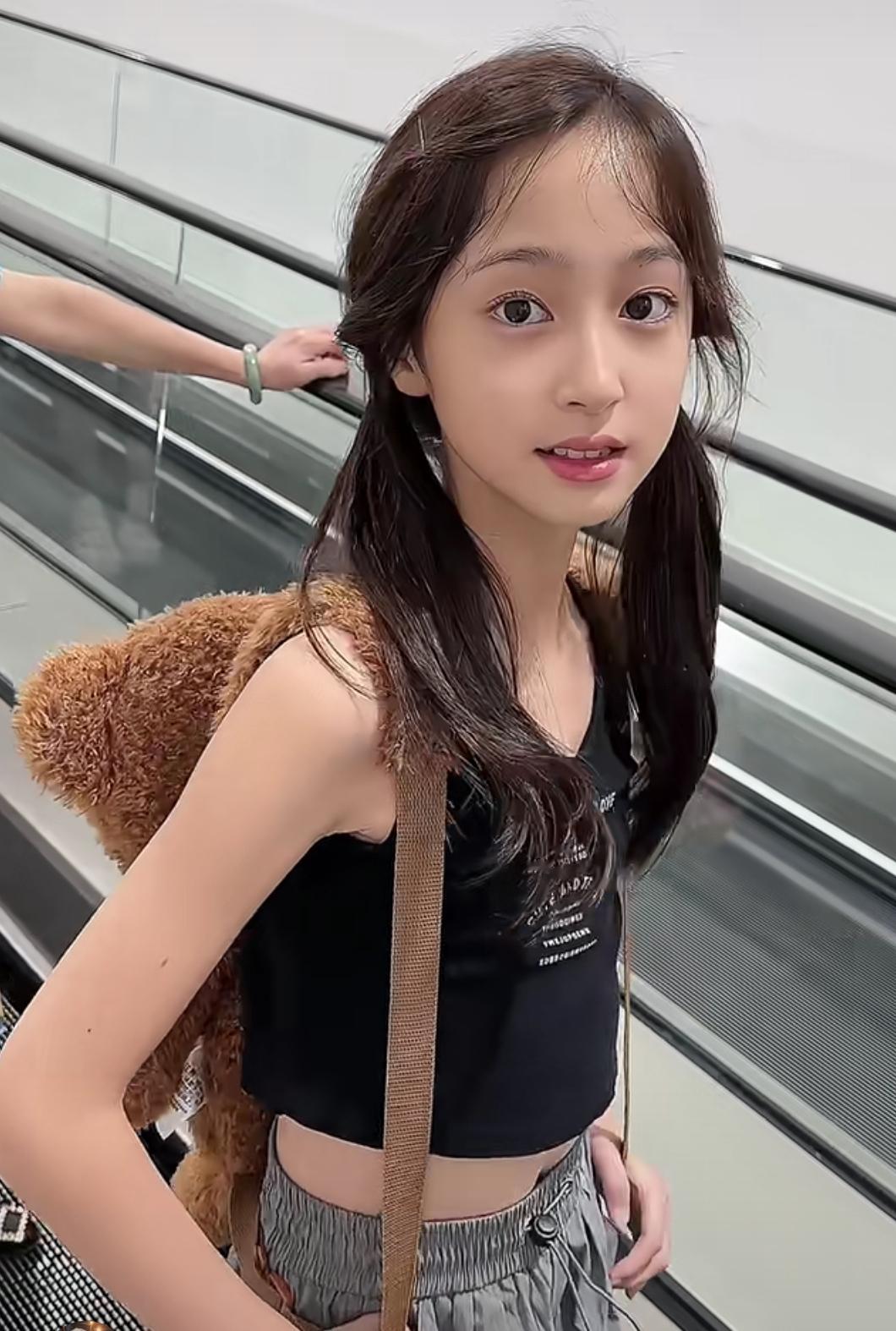 最近家里聊起一件趣事，我的小侄女马上要来城里上学，家里人都打趣说，这孩子到了班里