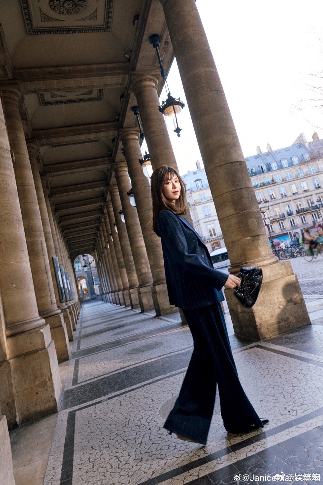 文咏珊出个国帅成啥了hello时装周 文咏珊这出国造型真够帅的，条纹西装三件套又