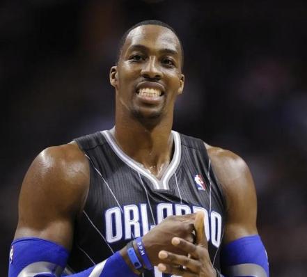 别光盯着 NBA 球员动辄上亿的高薪眼红！霍华德在节目里聊出一个很现实的问题：前