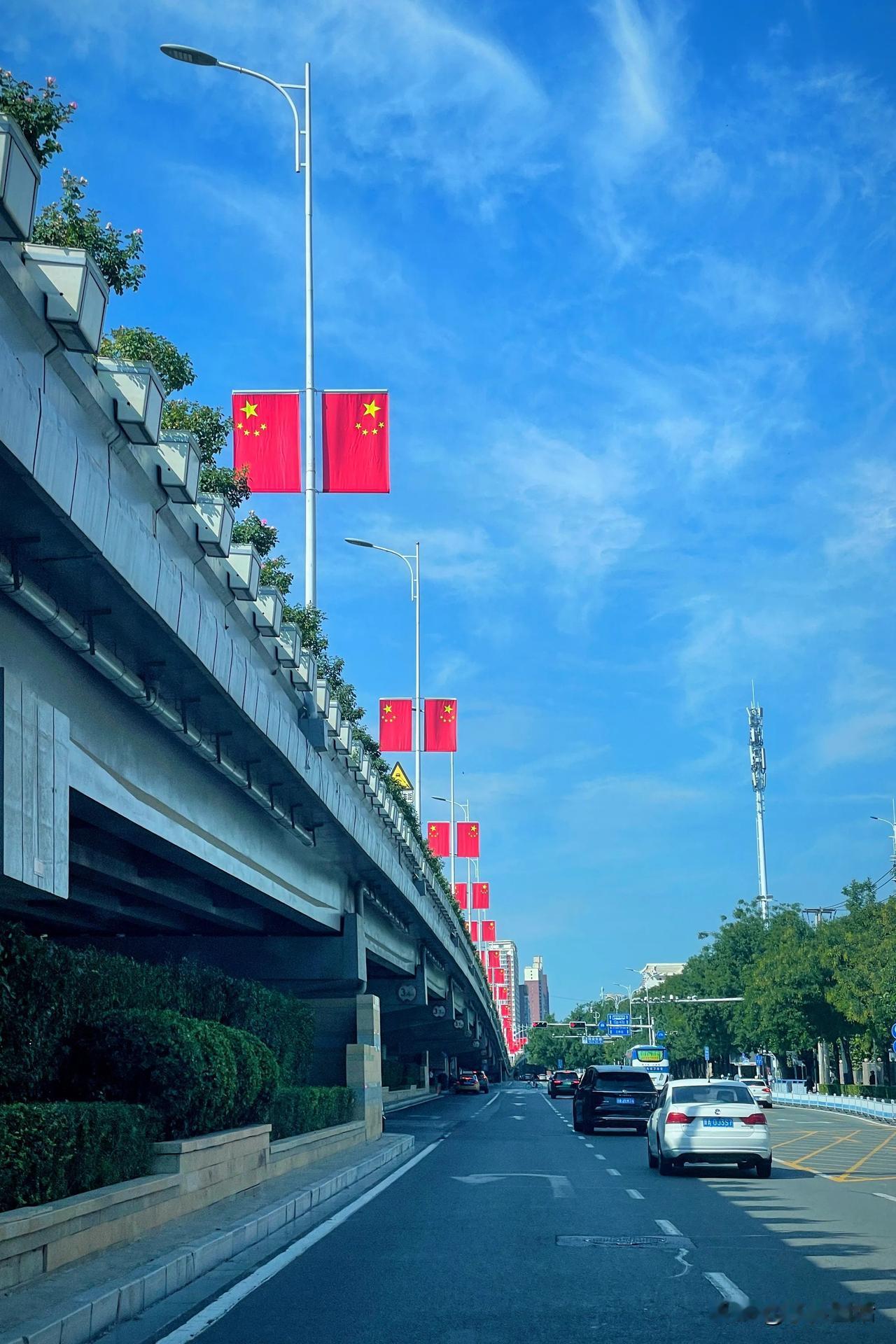 石家庄槐安路挂上了国旗，节日氛围已拉满[强]好爱这中国红 #独爱初秋的天空# #