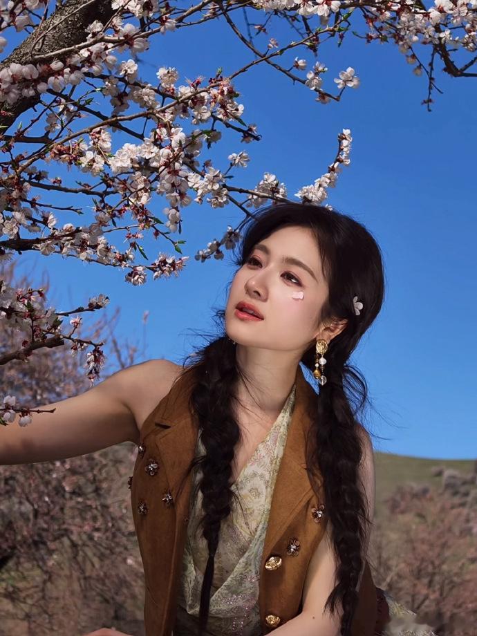 李兰迪杏花妆一眼沦陷！李兰迪杏花妆温柔到骨子里，眉眼间都是江南春意 