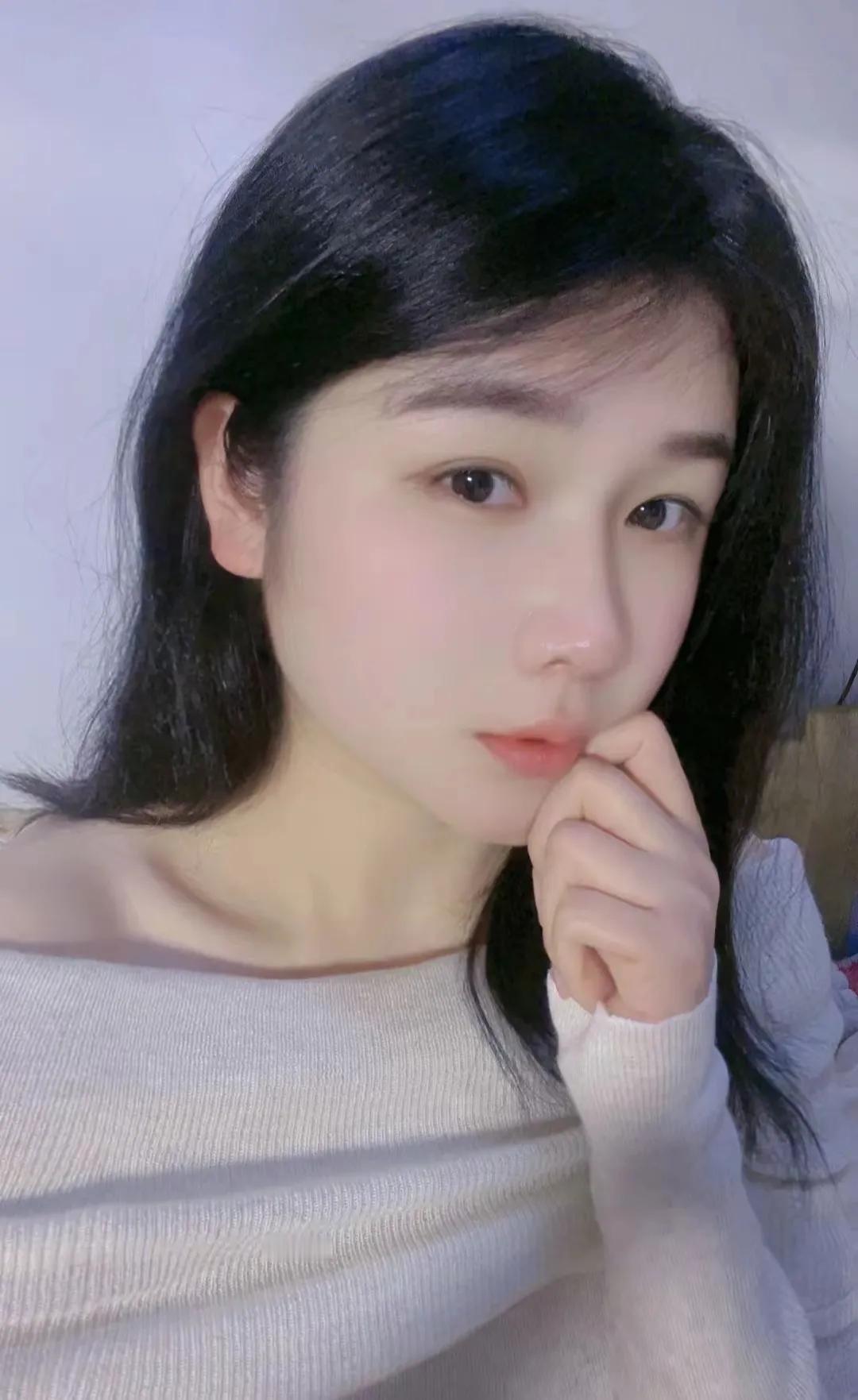 小杨的身影显得格外孤单。今天，是他三十岁的生日，本应欢声笑语的庆祝，却成了他心中