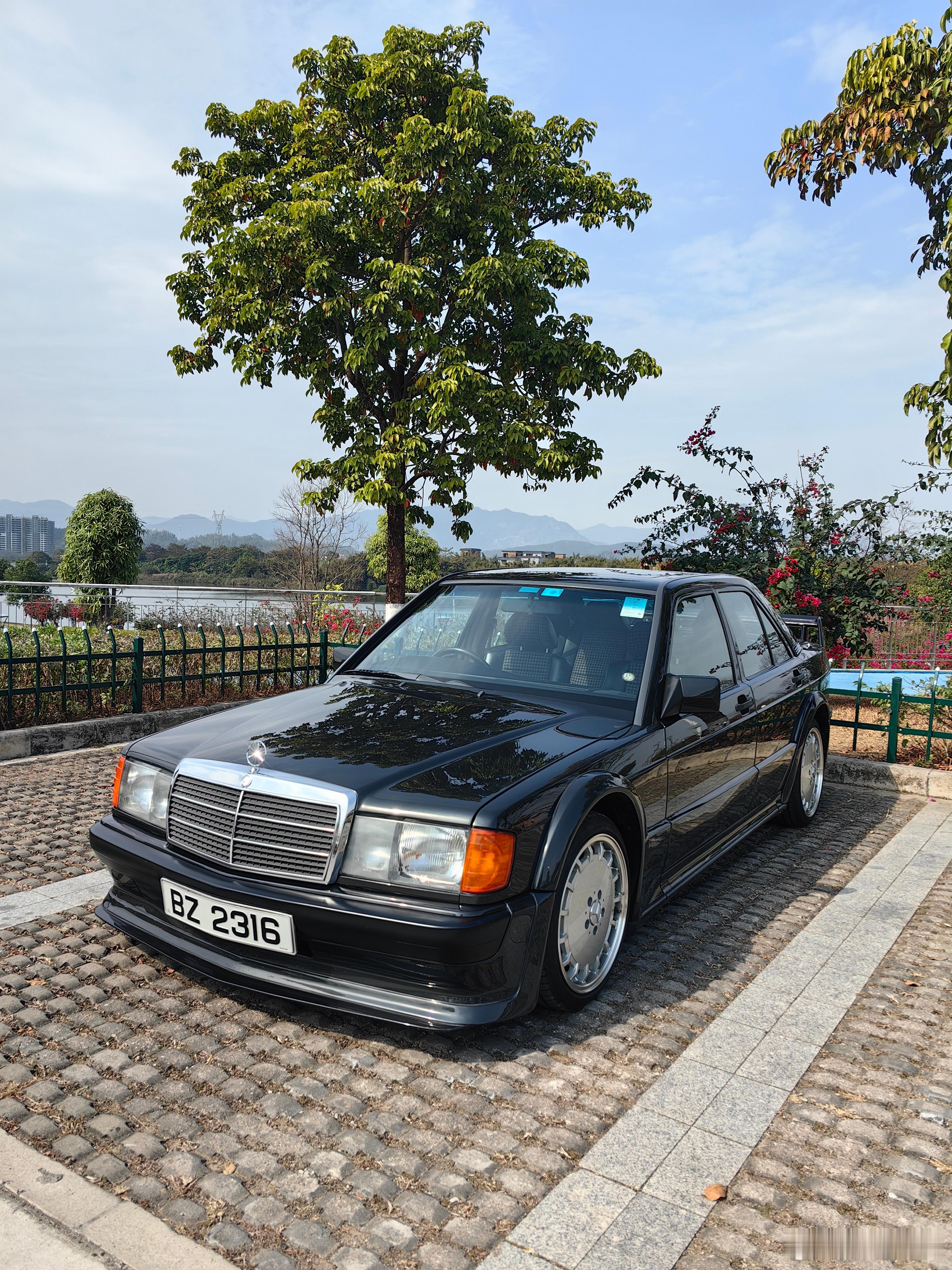 今天到清远南岸公园一游，遇到一些游人询问这部车的历史，当他们知道这部车已经 40