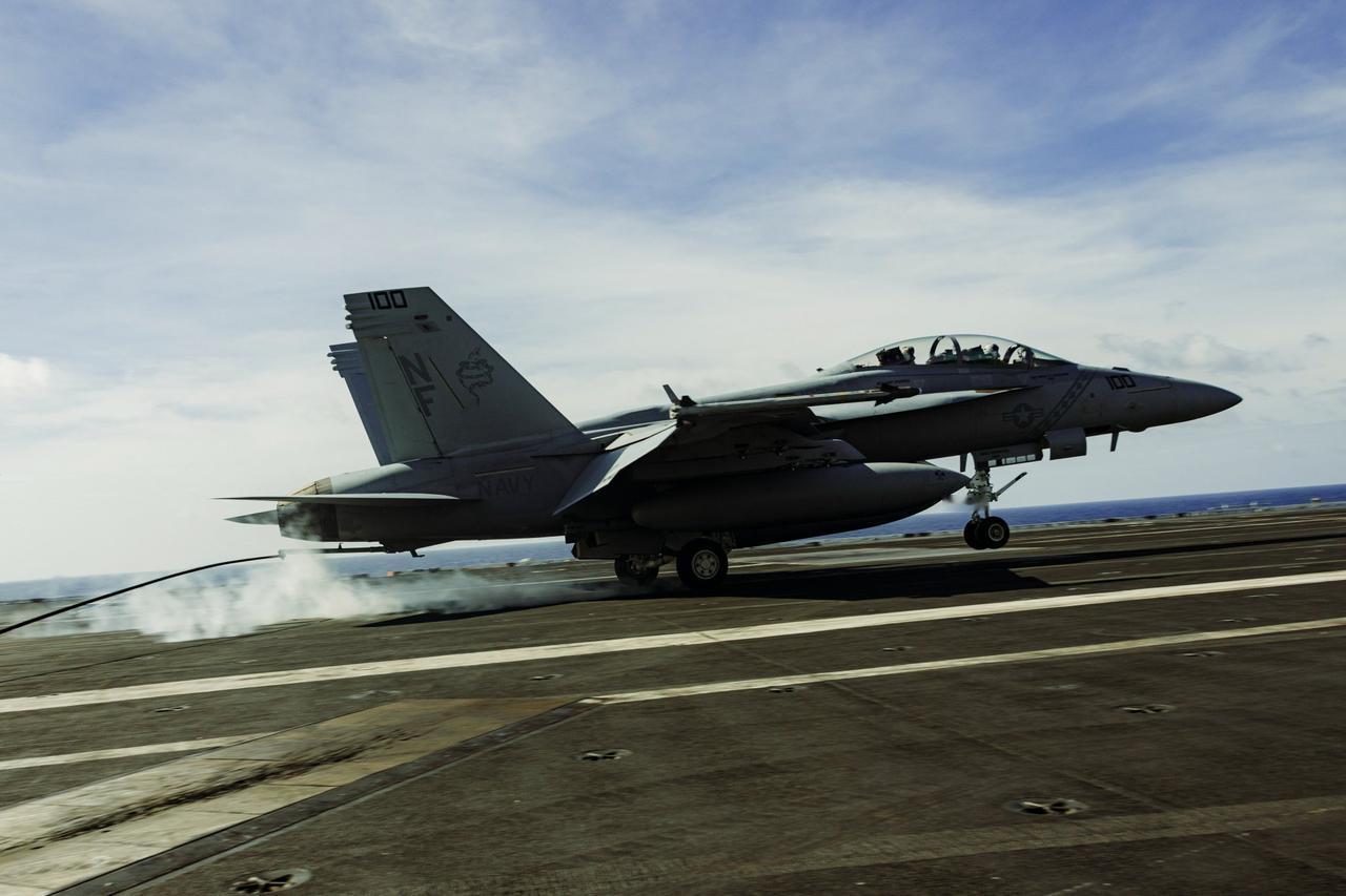 华盛顿号航母打击群在南海进行舰载机起降训练。
之前连摔两架战机，一点也不影响美军