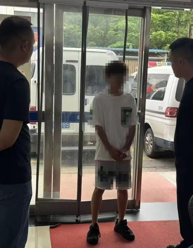 三观炸裂！武汉一男子双线骚扰母女，先纠缠初中女生被拒，转头骚扰孩子母亲。
 
求